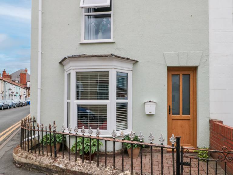 Family-friendly cottage with garden & terrace | Beach view | Pet-friendly in Bridlington