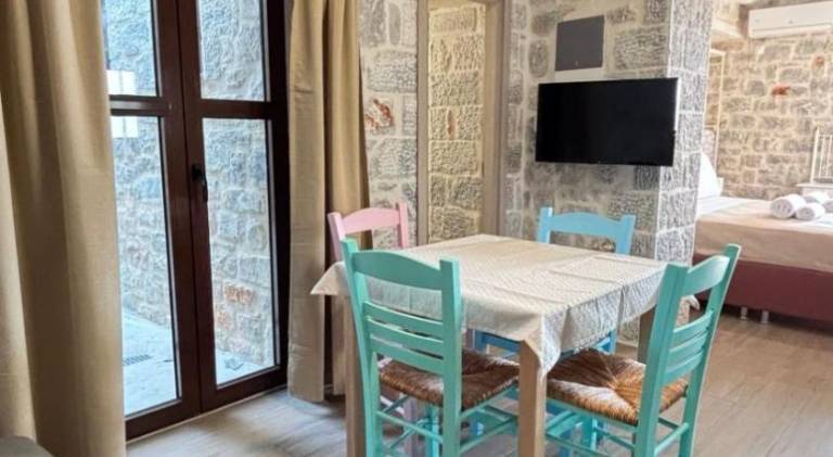 Serviced apartment with yard & patio | Pet-friendly — photo 4