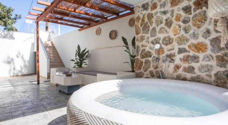 Holiday apartment with patio & hot tub in Rhodes