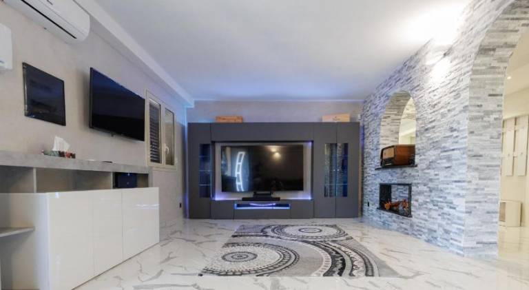 Villa with yard, grill & private pool — photo 3