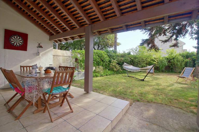 Gite with yard, patio & grill — photo 2