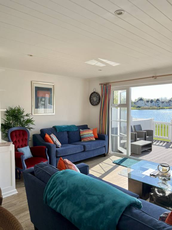 Fully equipped lovely lodge with BBQ, terrace & garden | Dogs allowed in Cirencester