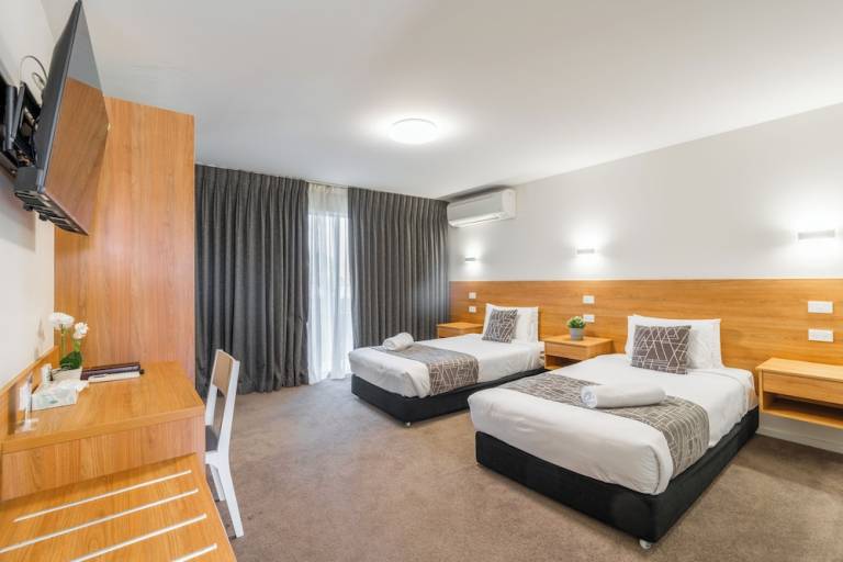 Motel Queanbeyan City Council