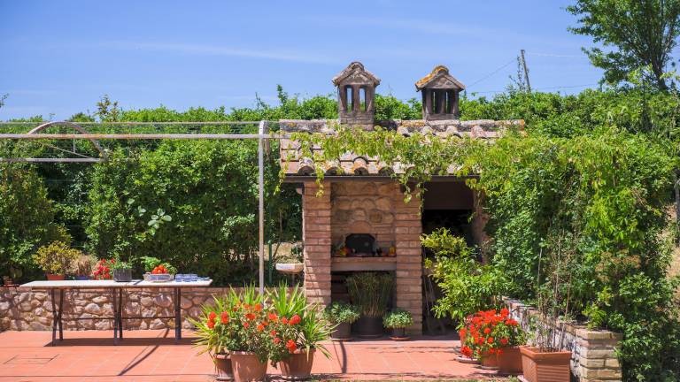 Villa with patio, BBQ & yard | Pool view | Suitable for remote work — photo 3