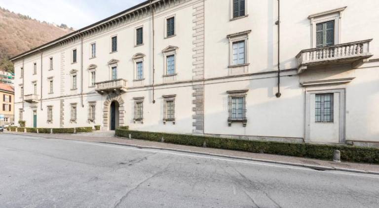 Big apartment with terrace | Close to Como Cathedral | Perfect for remote work | Pets are welcome — photo 5