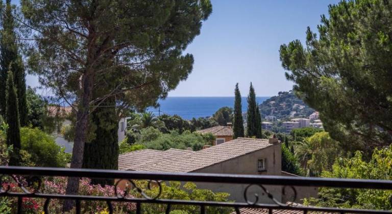 Villa with private pool, barbecue & garden in Cavalaire-sur-Mer
