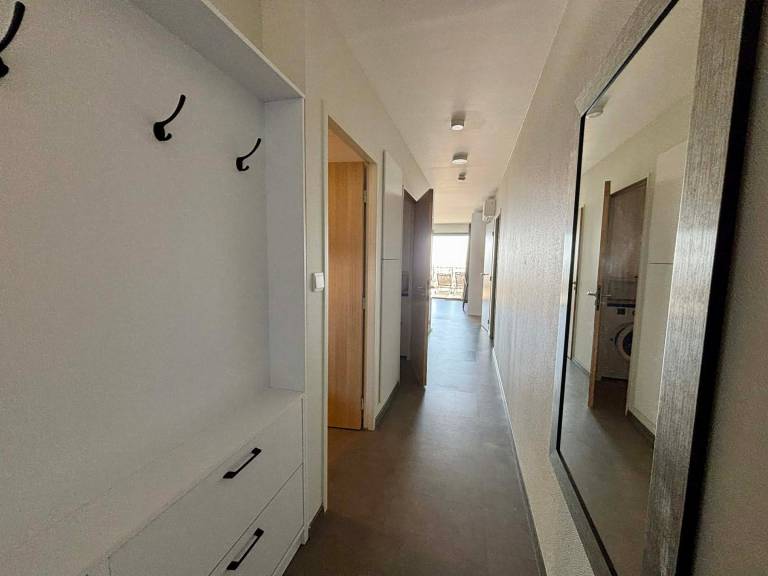 Luxury 2-bedroom apartment, balcony, beach access, pool, pets allowed, parking — photo 2