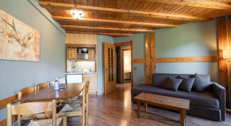 Family-friendly charming serviced apartment with hot tub, pool & terrace | Pets allowed — photo 5