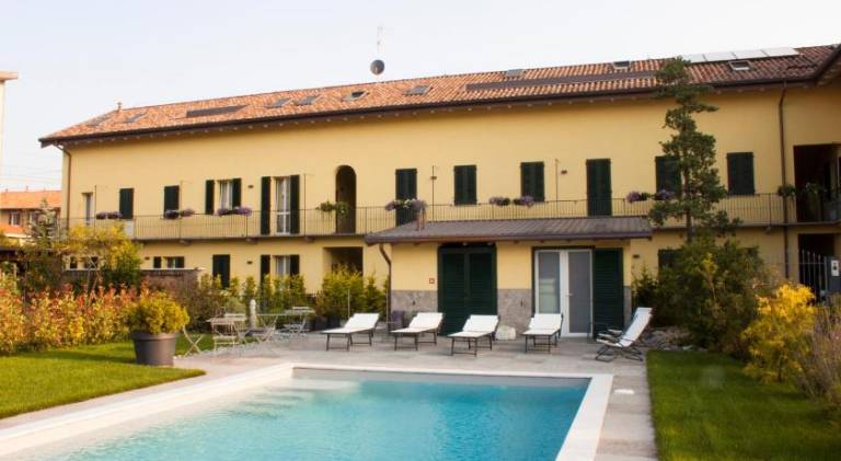 Apartment with pool & yard — photo 3