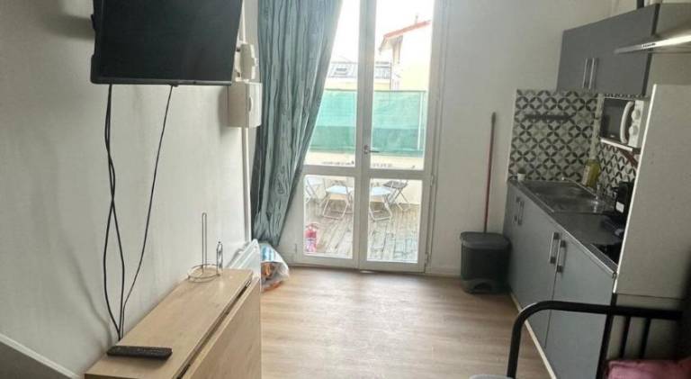 Holiday apartment with patio in Bobigny