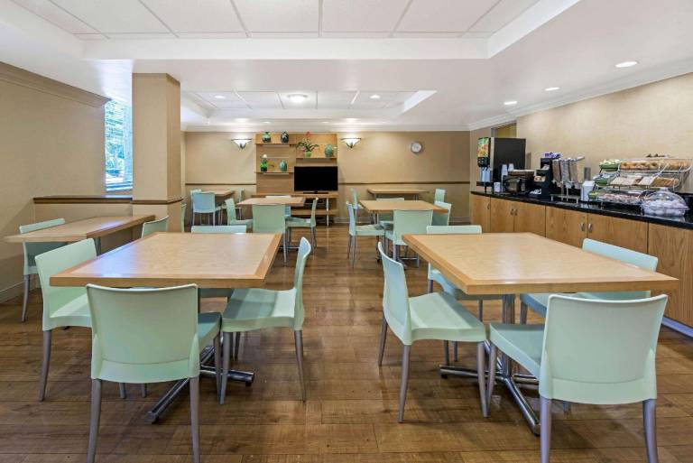 La Quinta Inn & Suites by Wyndham West Palm Beach Airport — photo 5