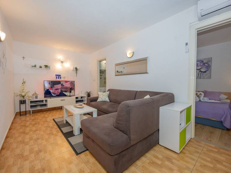 Holiday apartment with patio, yard & barbeque | Mountain view — photo 4