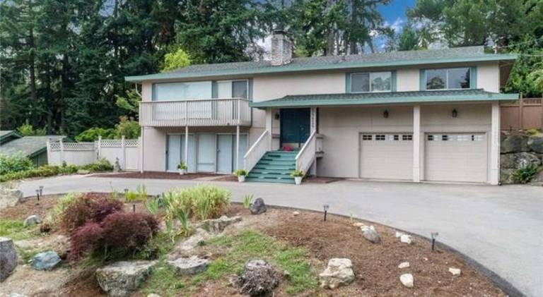 GardenView queen-size bedroom in Redmond, WA