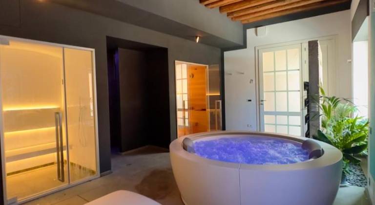 Nice serviced apartment with terrace, jacuzzi & sauna | Pet-friendly — photo 3