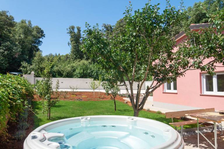 Fully equipped nice vacation home with barbeque, hot tub & yard | Pets allowed in Medulin