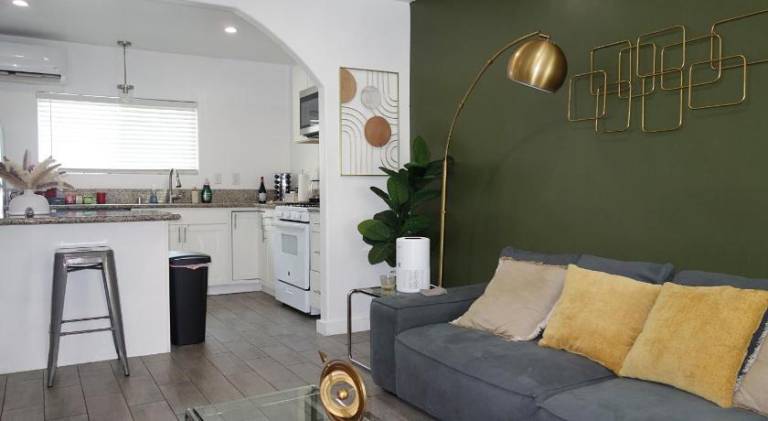 Casa Mid City Centrally Located 1BR Getaway with Private Yard