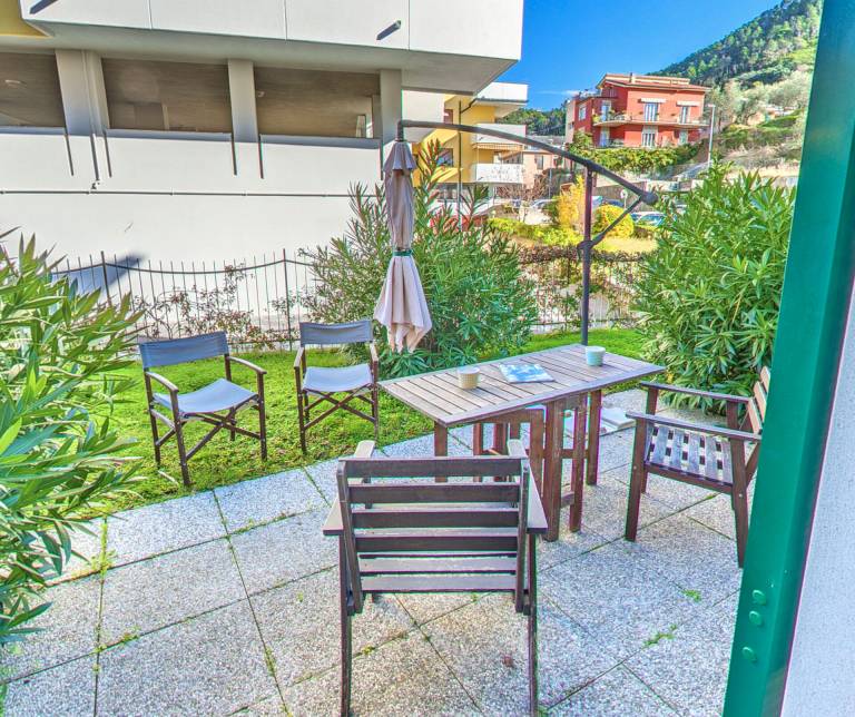 Rental apartment with yard & terrace — photo 3
