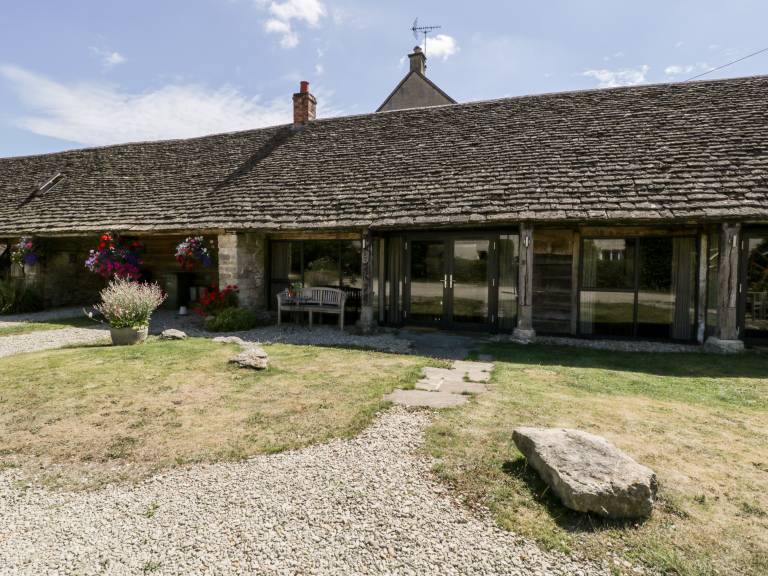 Cottage with yard — photo 3