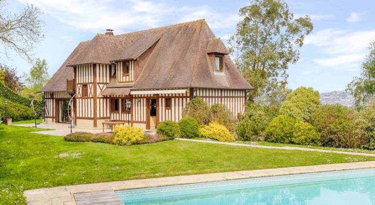 Villa with terrace, private pool & yard in Touques