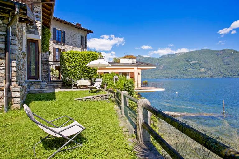 Vacation home with terrace & yard | Lake view — photo 5