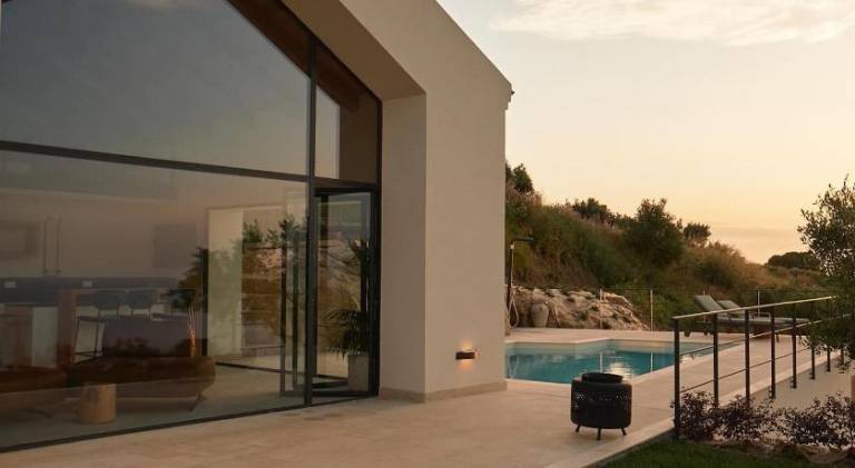Villa with pool — photo 4