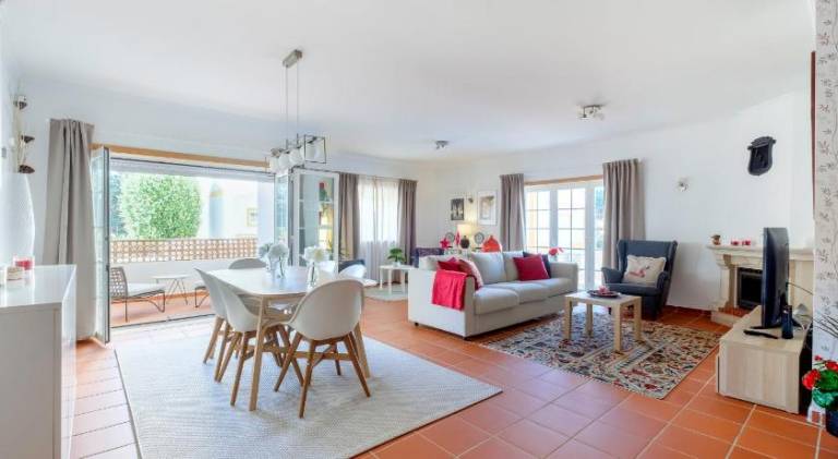 Holiday apartment with terrace & private pool in Óbidos