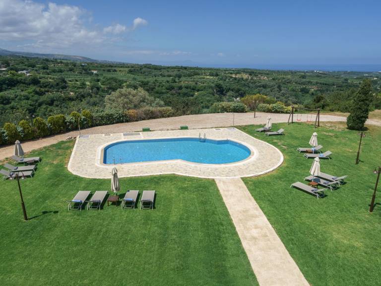 House with yard, barbeque & private pool — photo 3