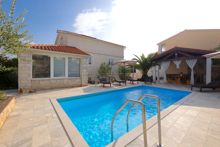 Villa with terrace, heated pool & grill | Sea view — photo 2