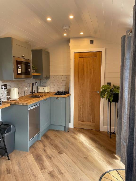 Bungalow with jacuzzi — photo 4