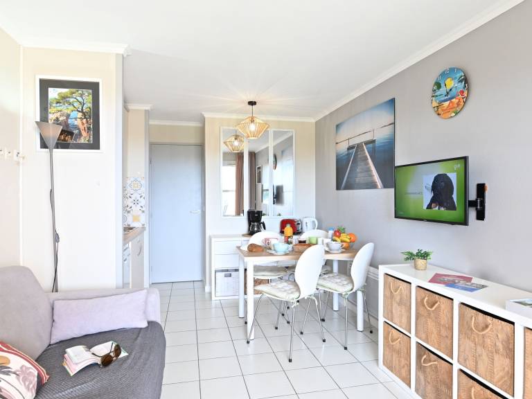 Family-oriented apartment with pool, barbecue & patio | Sea view | Close to the beach | Pet-friendly — photo 5