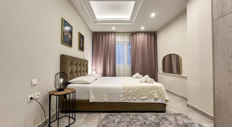 Contemporary & Spacious Renovated Apartment, DT Syntagma, /Touristic Area in Athens