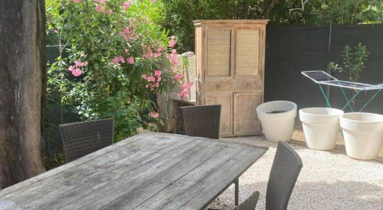 Holiday apartment with yard — photo 3