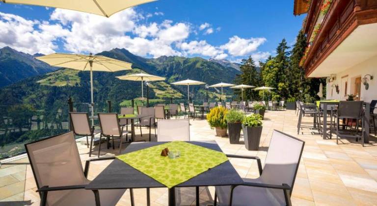 Spacious serviced apartment with garden, sauna & patio | Perfect for remote work | Pet-friendly — photo 4