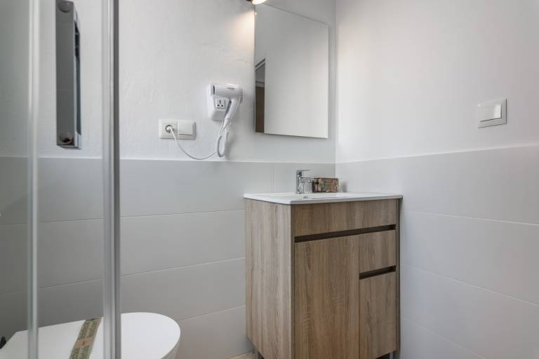 Holiday apartment with yard & terrace — photo 5