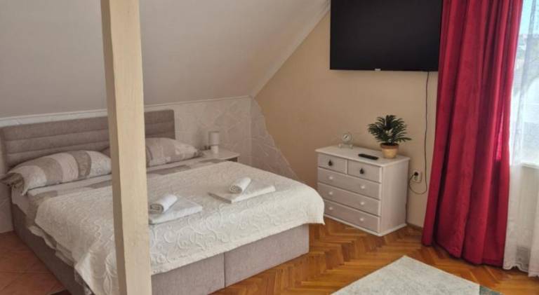 Holiday apartment with barbecue, terrace & yard — photo 2