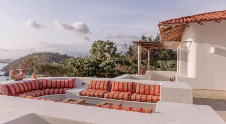 Villa with yard & pool — photo 3