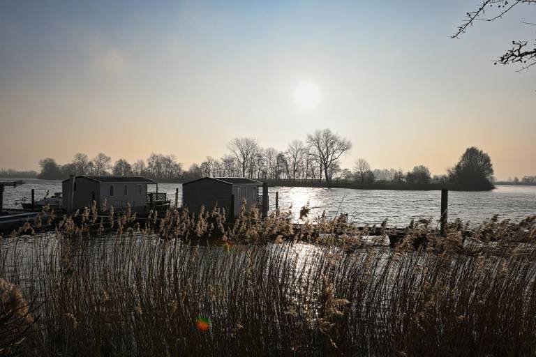 Hausboot 1 an der Eider – Dein schwimmendes Mini-Ferienhaus mit Flussblick — photo 4
