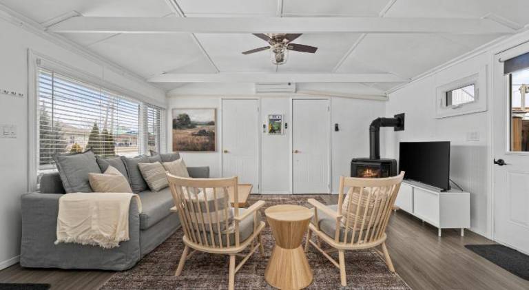 Vacation home with barbeque, patio & yard — photo 2