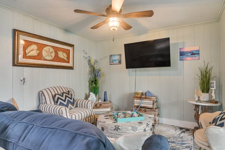 Near Beach & Corey Ave! Walkable Snowbird Escape — photo 2