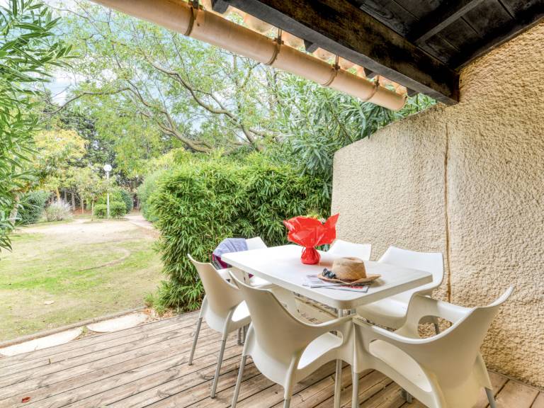 Holiday apartment with patio, heated pool & garden — photo 3
