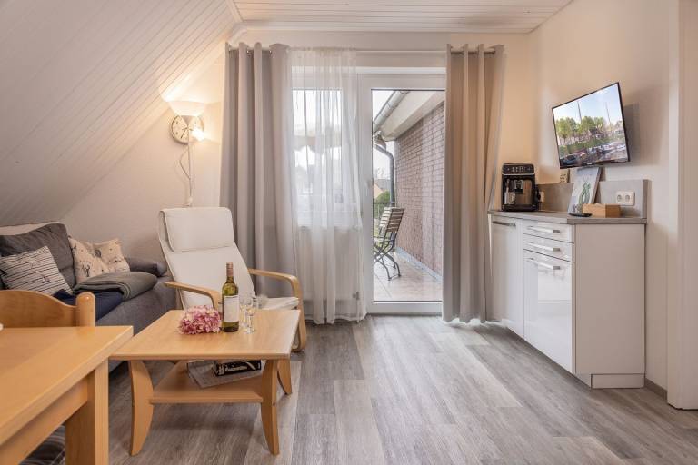 Zeit für Zweisamkeit: Die Obergeschosswohnung mit ihren ca. 40 qm ist reizend und behaglich gestaltet. Auf dem schönen Balkon kann man den Tag wunderbar ausklingen lassen.

Im Dezember 2019 wurde die Ferienwohnung komplett renoviert und neu eingerichtet. — photo 2