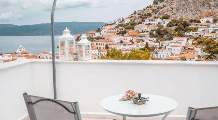 Holiday apartment with patio in Hydra