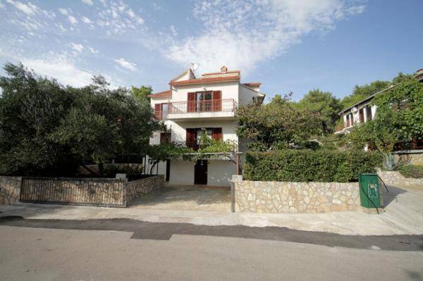 Holiday apartment with terrace in Jelsa