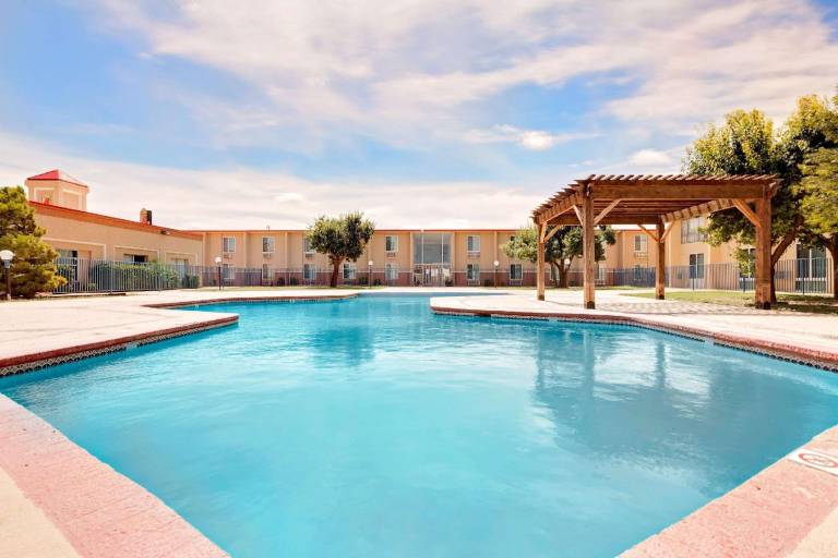 Super 8 By Wyndham Plainview — photo 2