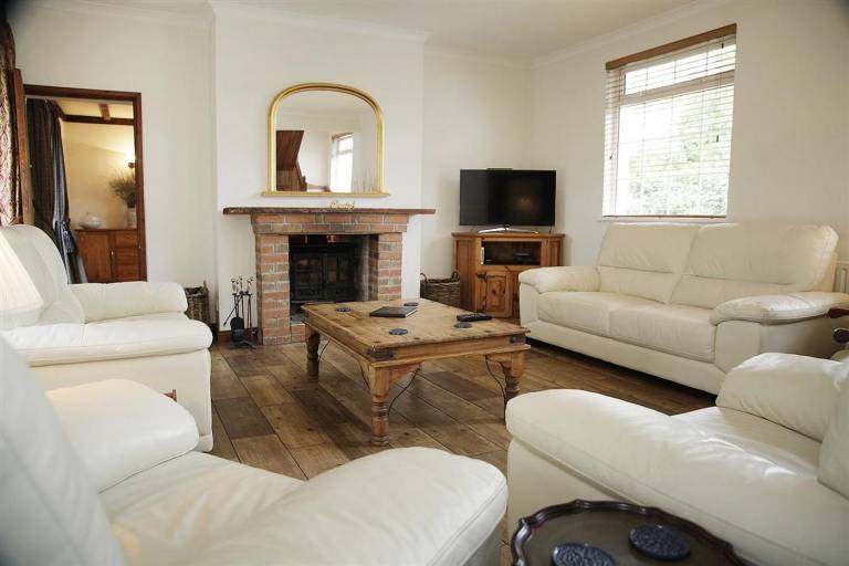 Cottage with yard — photo 2