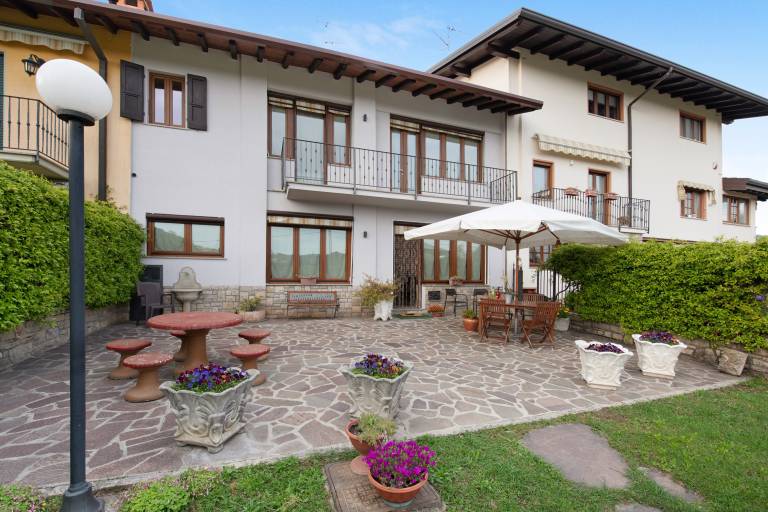 House with barbecue, terrace & garden | Garden view in Paratico
