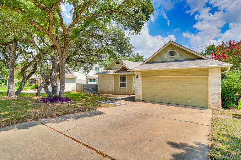 Lovely Austin Home w Deck & Greenbelt Access