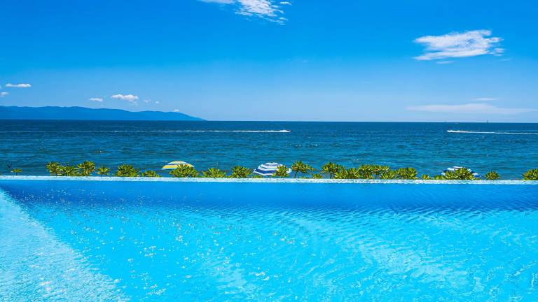 Beachfront Private Pool Theatre Room Views — photo 3