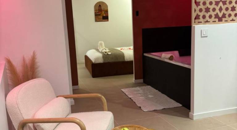 Apartment with jacuzzi — photo 4