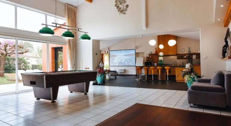 Pleasant villa with pool & hot tub | Pet-friendly — photo 5